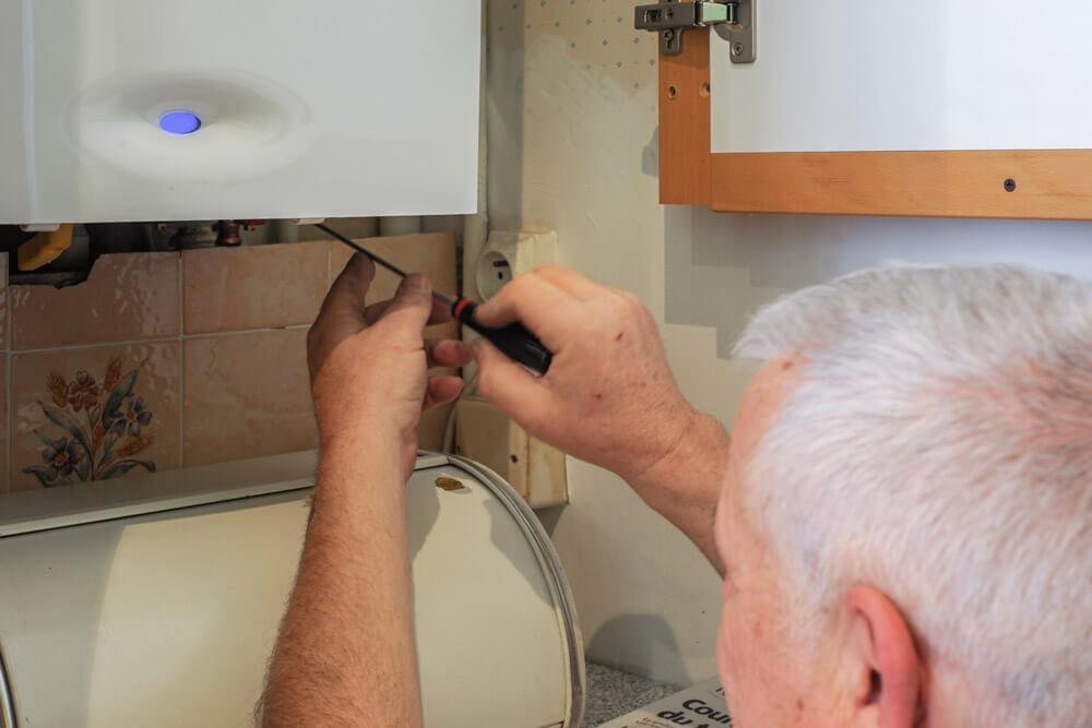 Professionnel intervenant sur un chauffe-eau